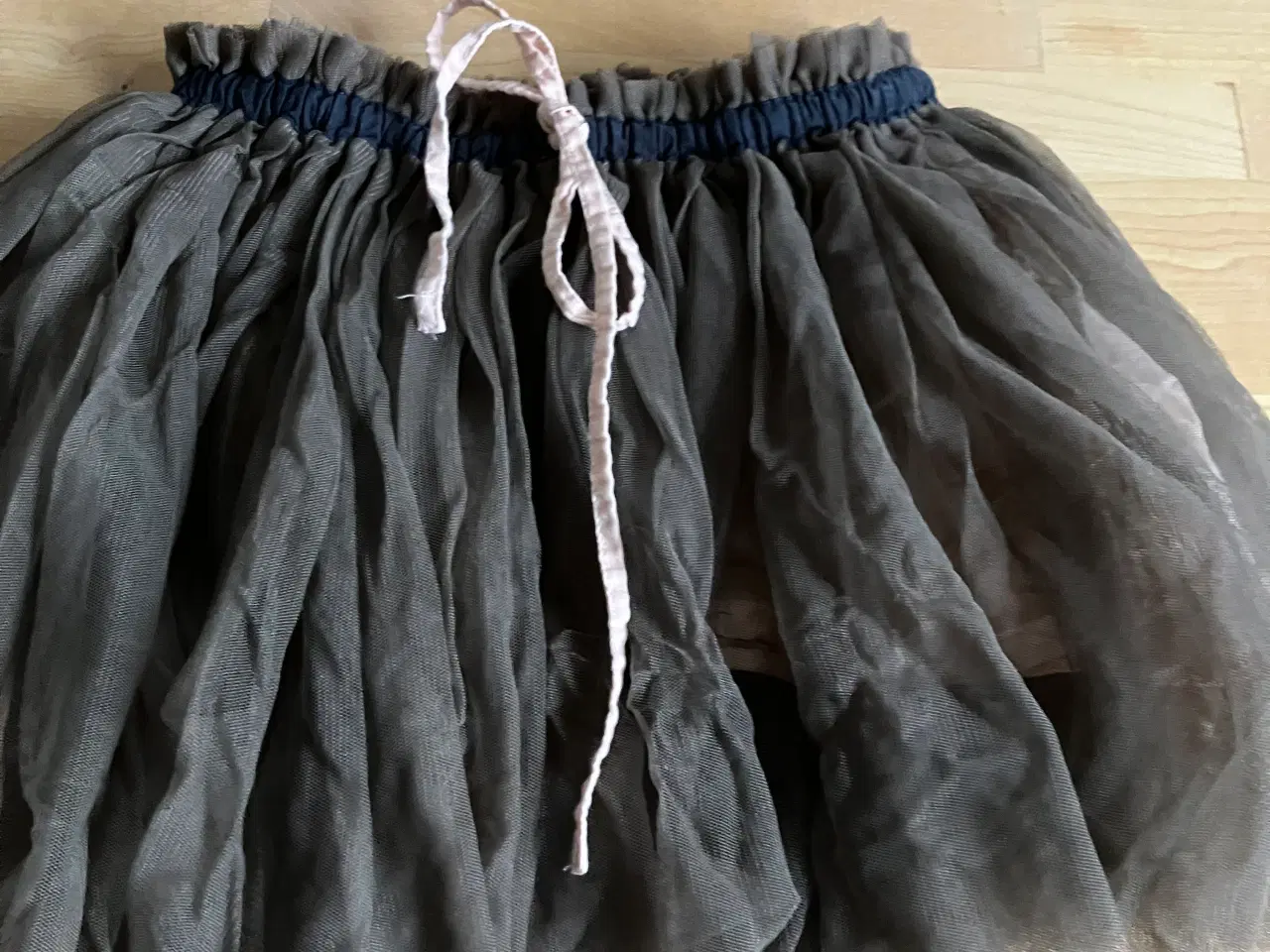 Billede 1 - Grå tyl nederdel fra Noa Noa, str. 122