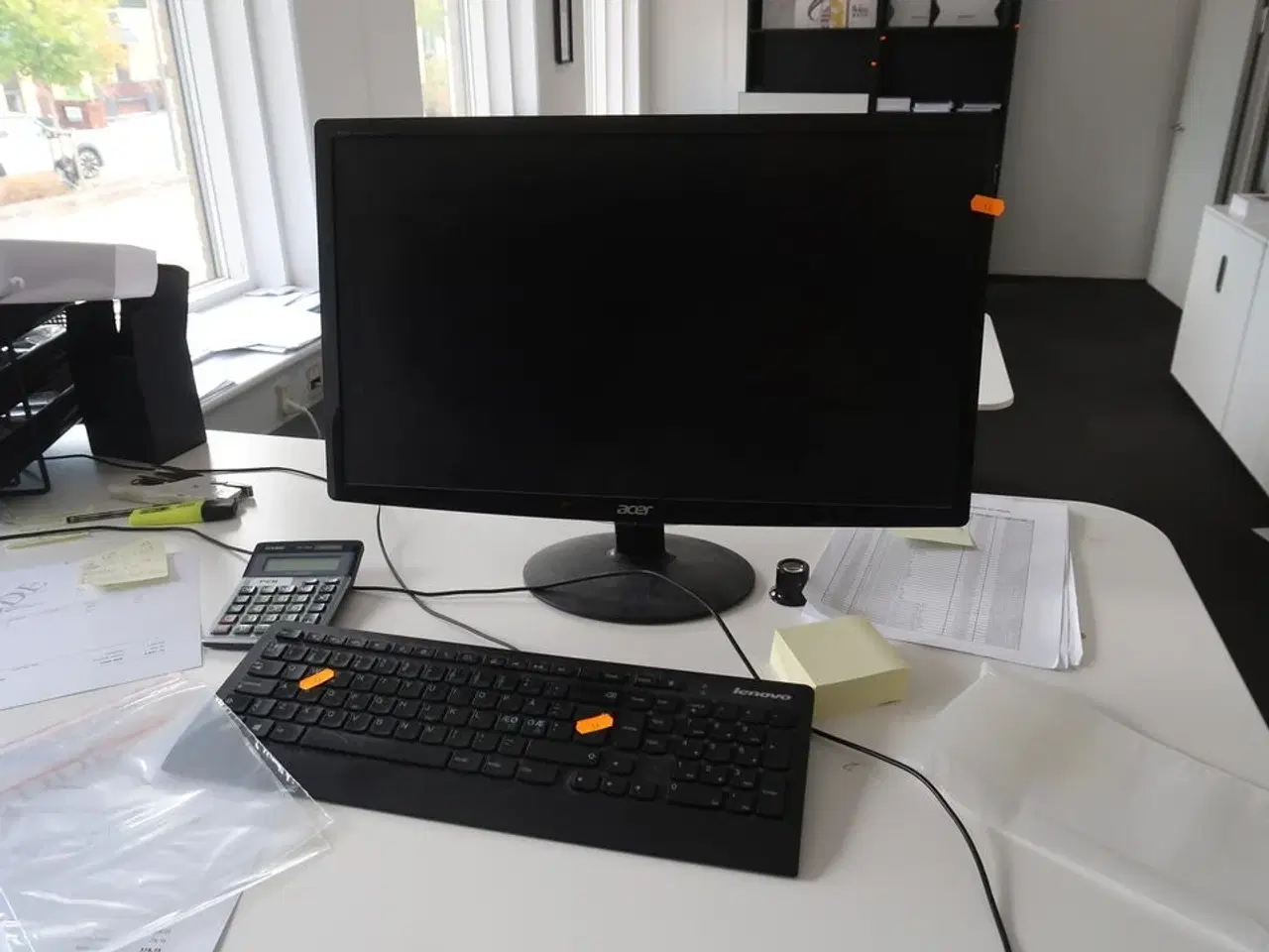 Billede 1 - Computerskærm, dockingstation samt tastatur