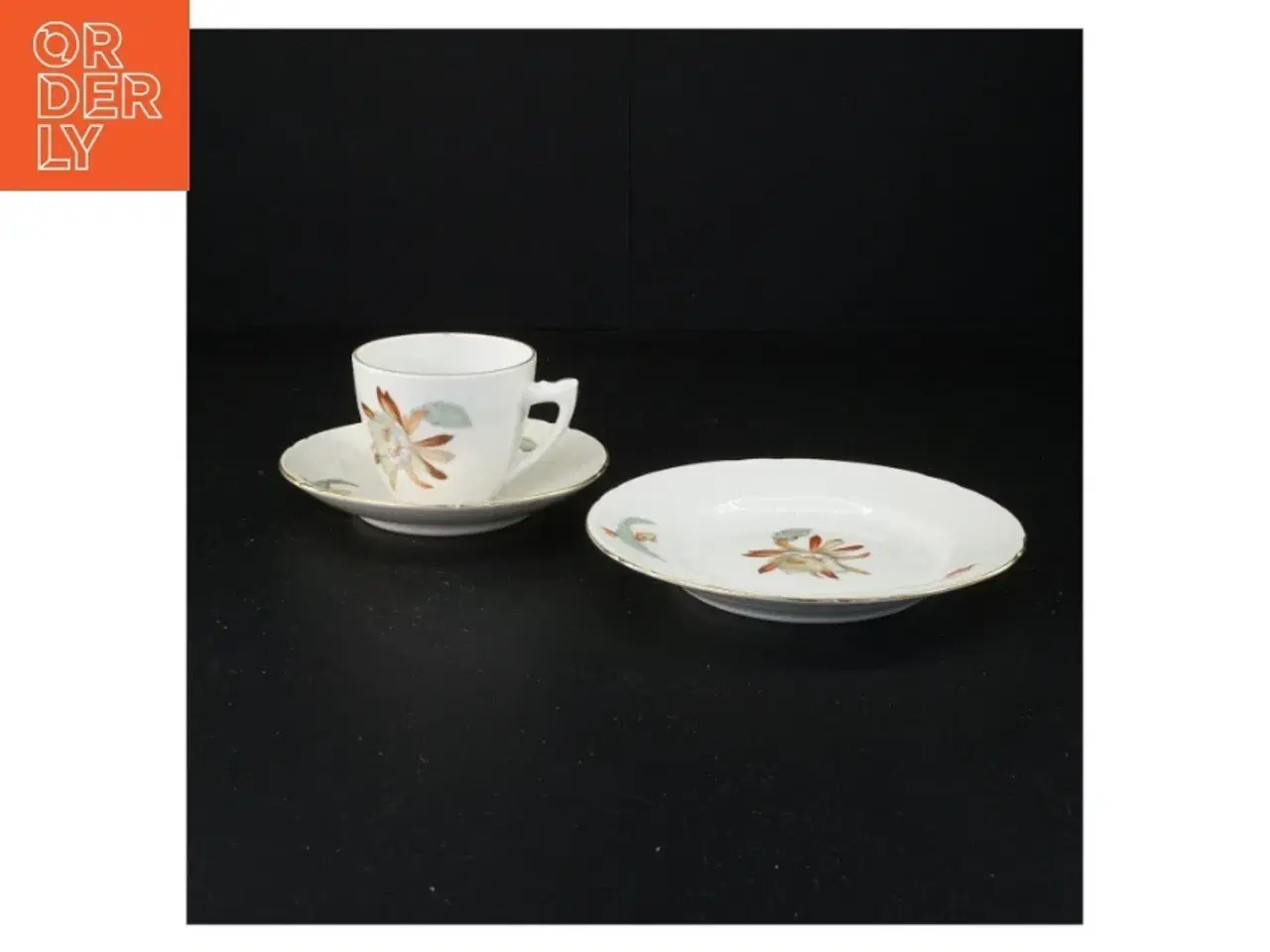 Billede 1 - Porcelænskaffesæt med blomsterdekor fra Bing Og Grøndahl (str. 16 x 9 cm)