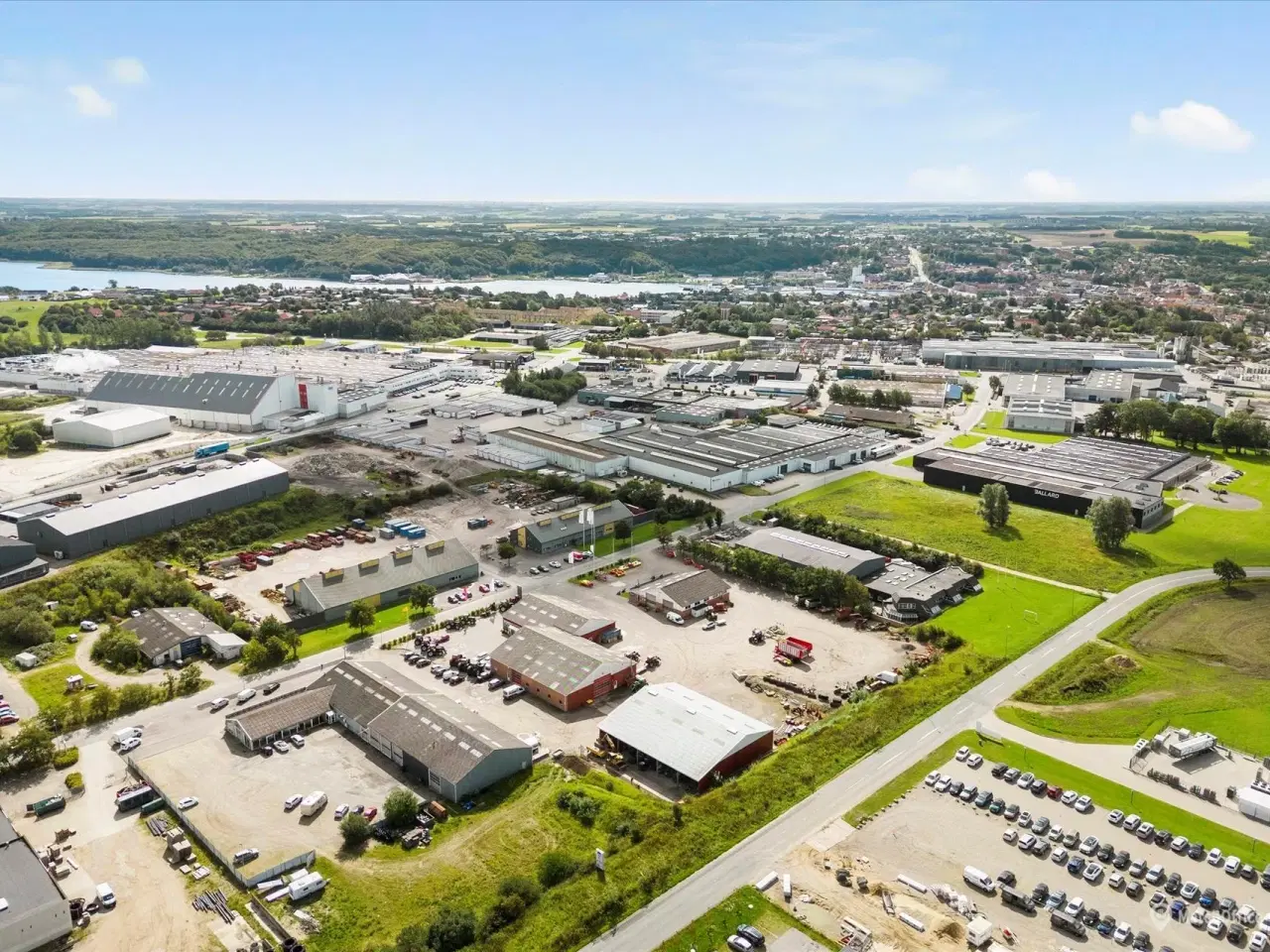 Billede 3 - Bilforretning med meget udenomsplads