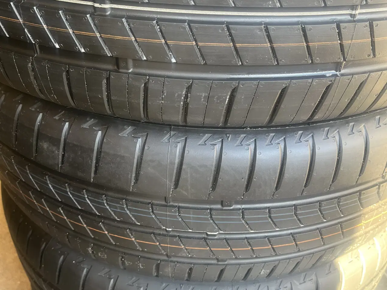 Billede 1 - Nye 215-50-19 Sommerdæk. Bridgestone.