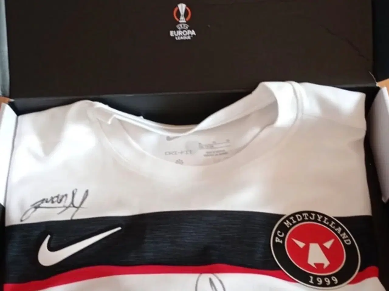 Billede 2 - FCM trøje med 25 autografer