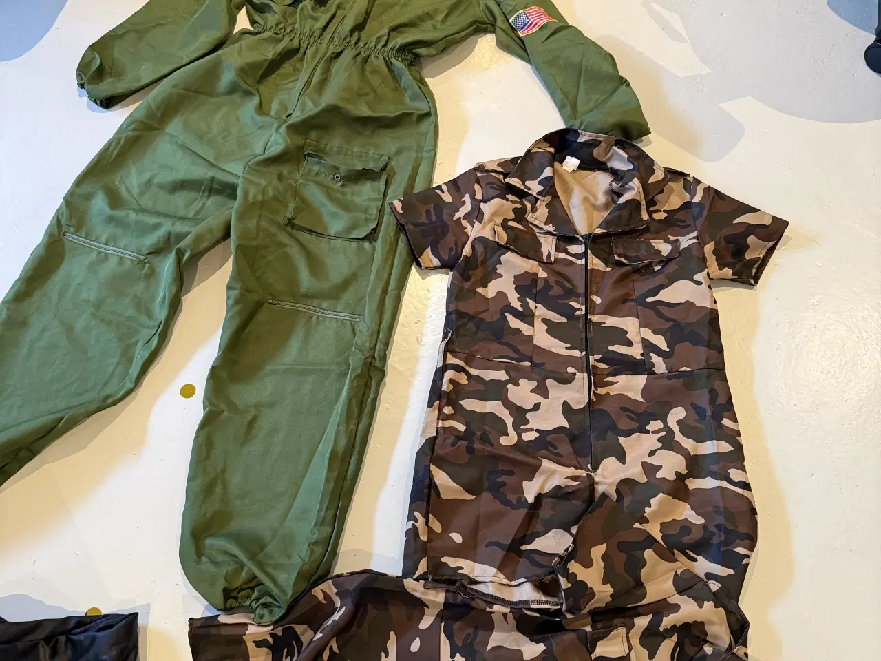 Billede 7 - Forskellige kostumer sælges byd.