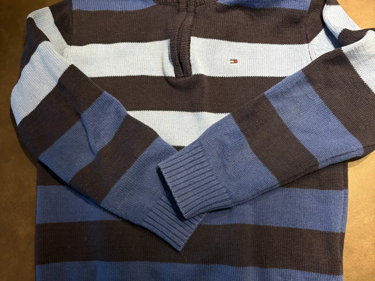 Billede 2 - Flot Tommy Hilfiger strik med lynlås – Str. 7