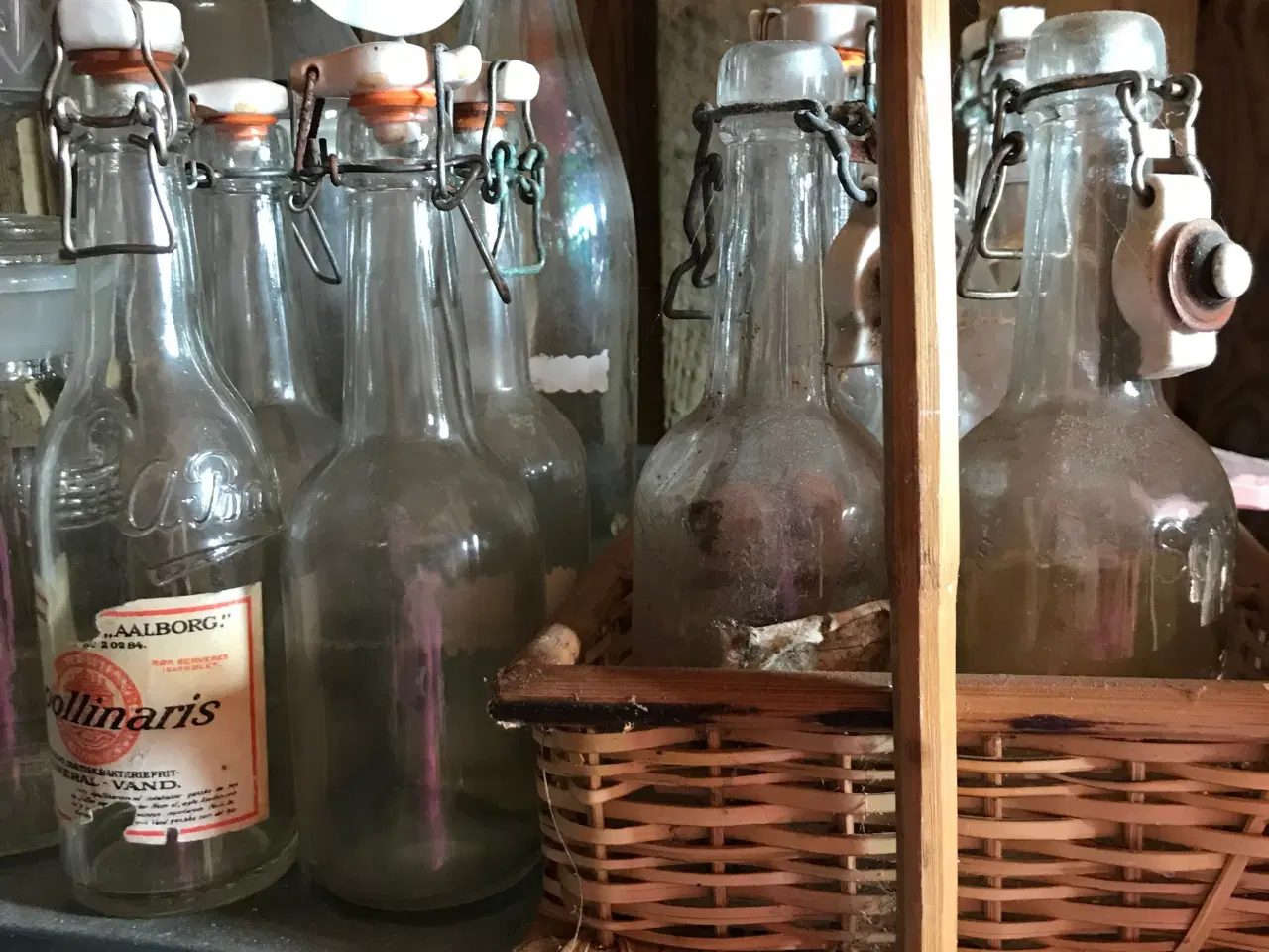 Billede 1 - 10 gamle patent flasker og kurv retro 