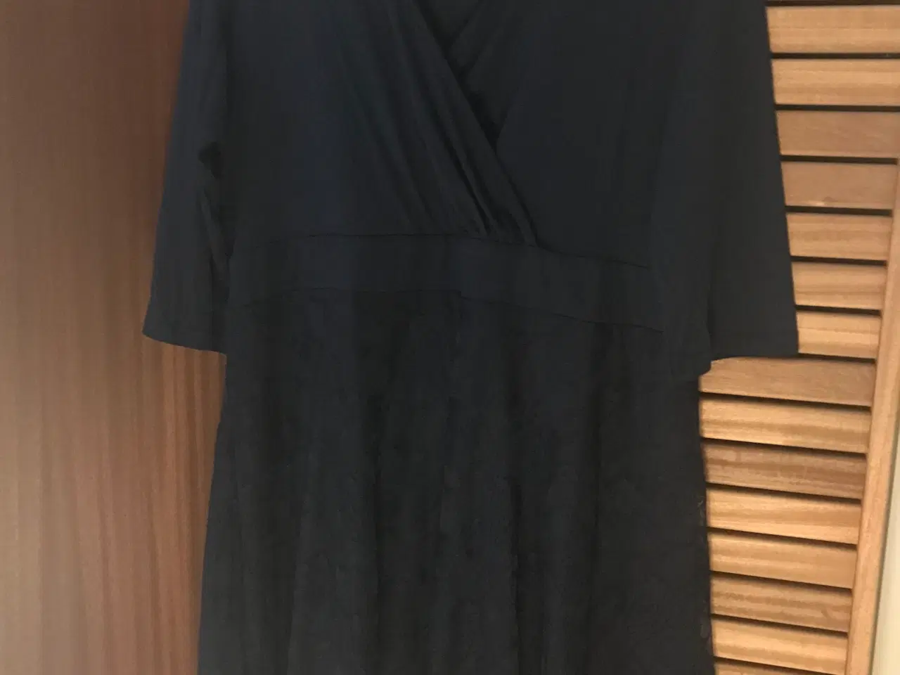Billede 1 - Mørkeblå kjole m. blondeskørt str. 4XL