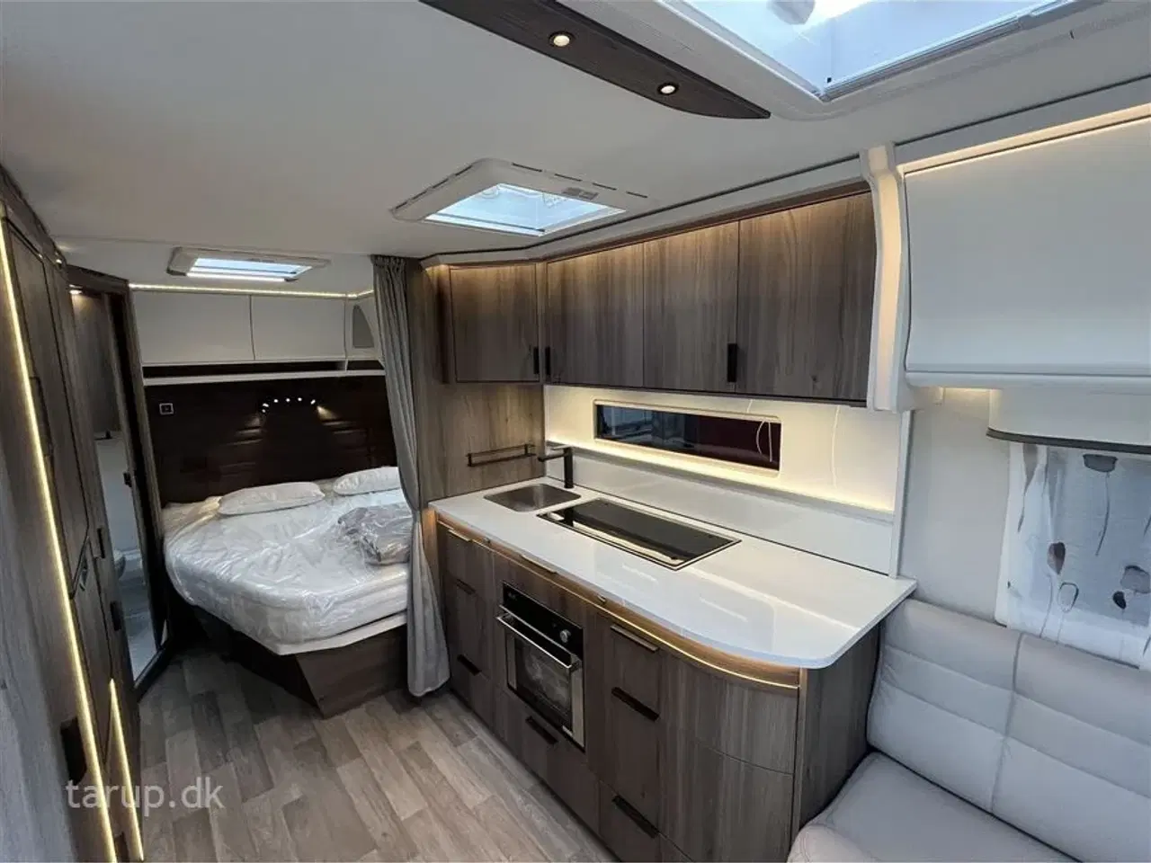 Billede 11 - 2026 - Kabe Smaragd 520 XL KS Premium Line Fransk seng, rundsiddegruppe i beige skind, ALDE centralvarme, vandbåren gulvvarme, stort kompressor køleskab