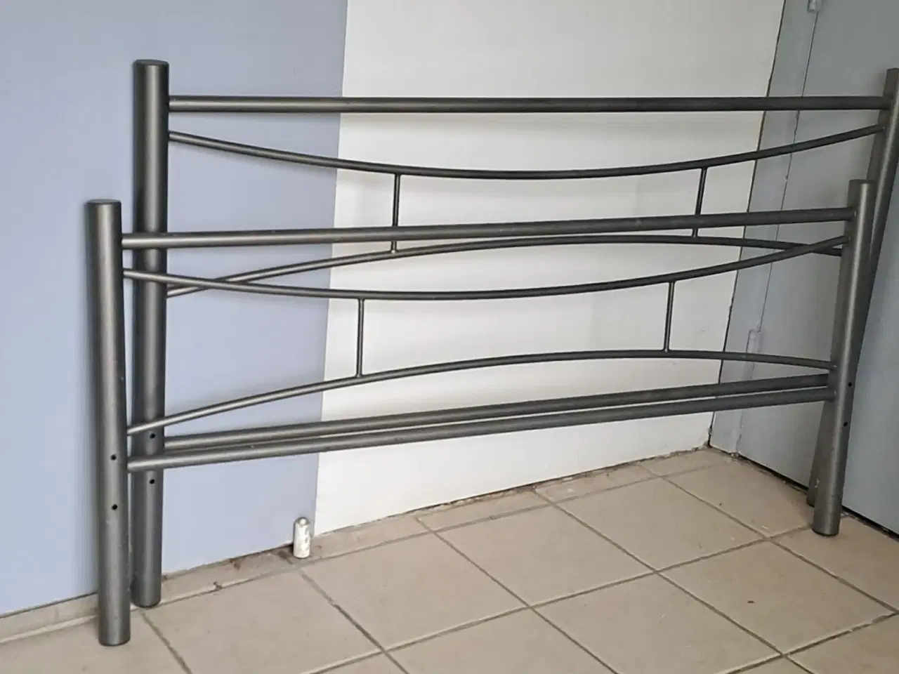 Billede 2 - Sengeramme i grå metal til boksmadras