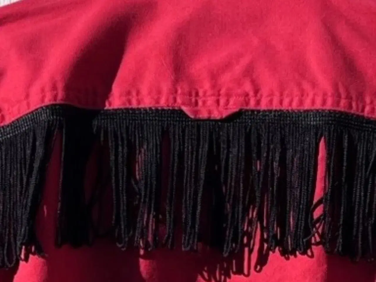 Billede 5 - Rød western-skjorte med sorte frynser på ryggen