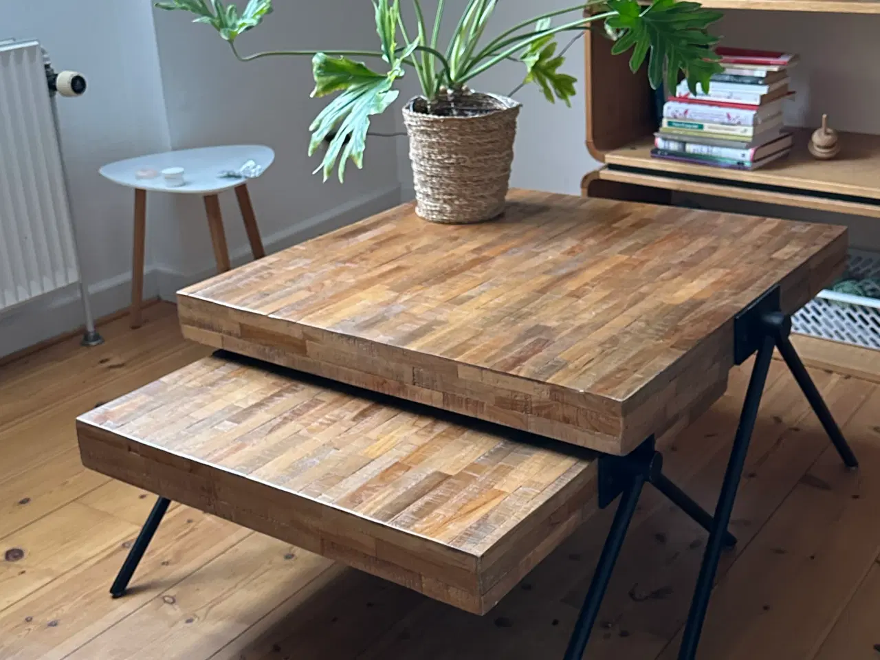 Billede 4 - Smukt sofabordssæt i massiv teak, indskudsbord