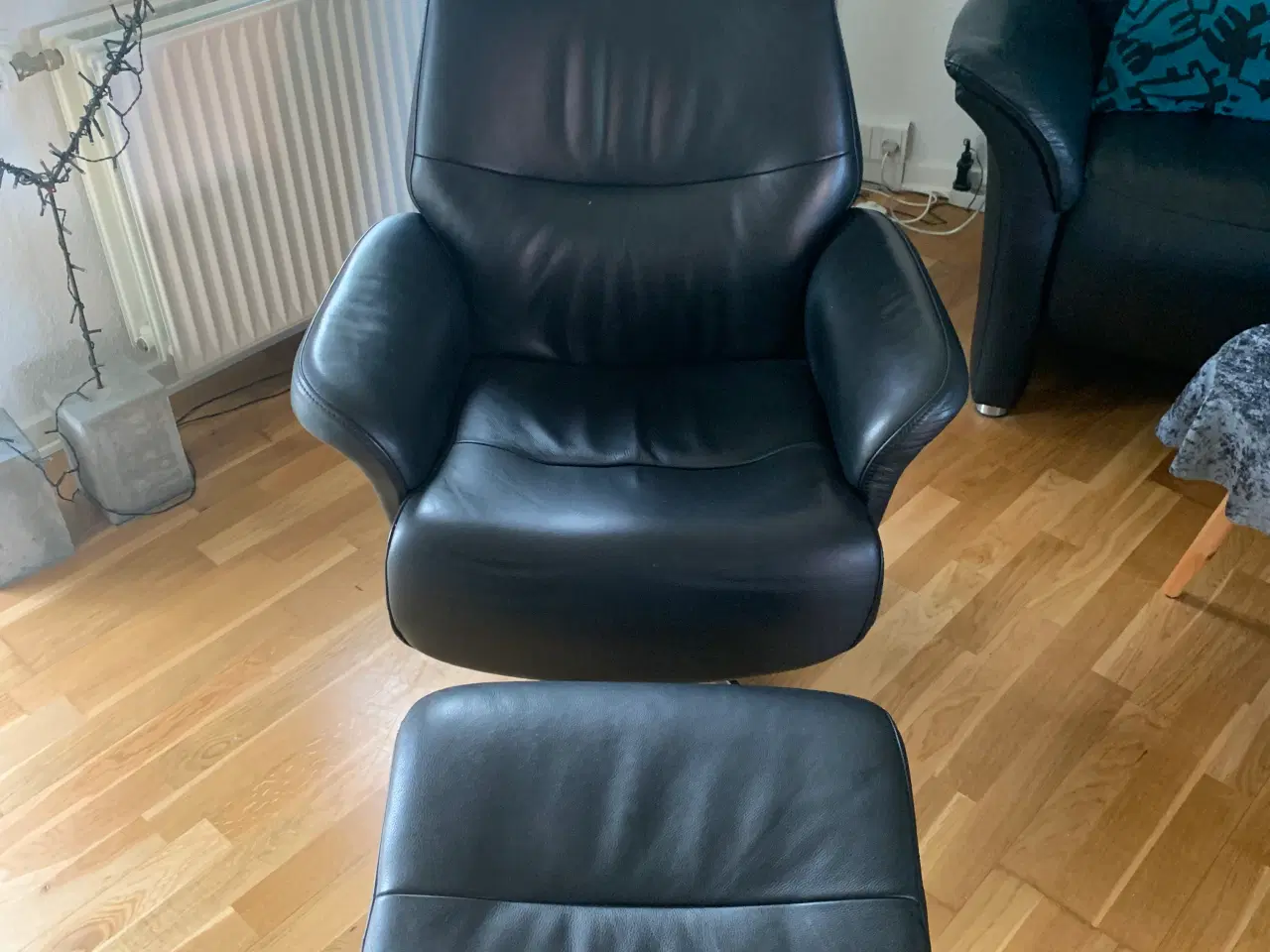 Billede 5 - Sort lænestol med skammel, 2 stk.