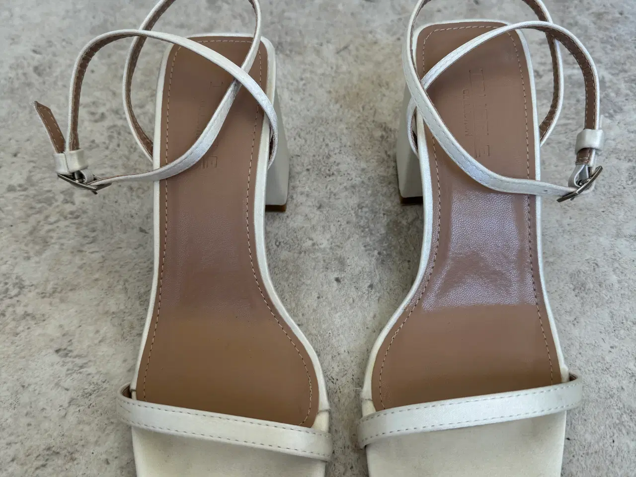Billede 1 - Fine hvide sandaler med blokhæl
