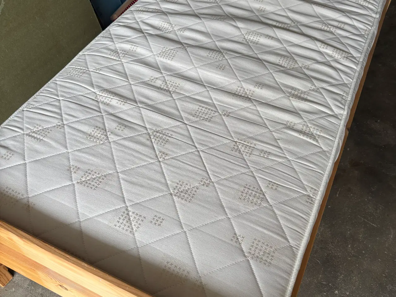 Billede 3 - Træseng inkl. madras