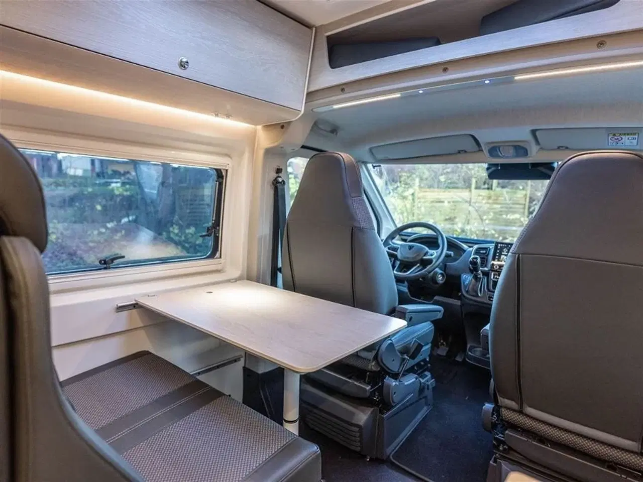 Billede 6 - 2026 - Tourne 6.4 Cruise aut. gear - Black   Den originale Tourne med langsgående senge