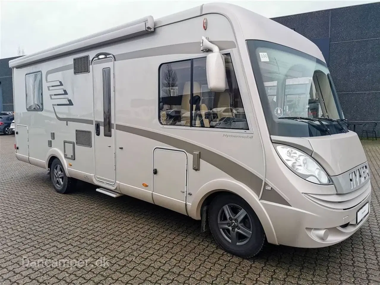 Billede 1 - 2013 - Hymer B 698   ANVISNINGSBIL! FLOT helintegreret Hymer med Queensbed - 4500kg - Solceller, Hydrauliske støtteben, Inverter