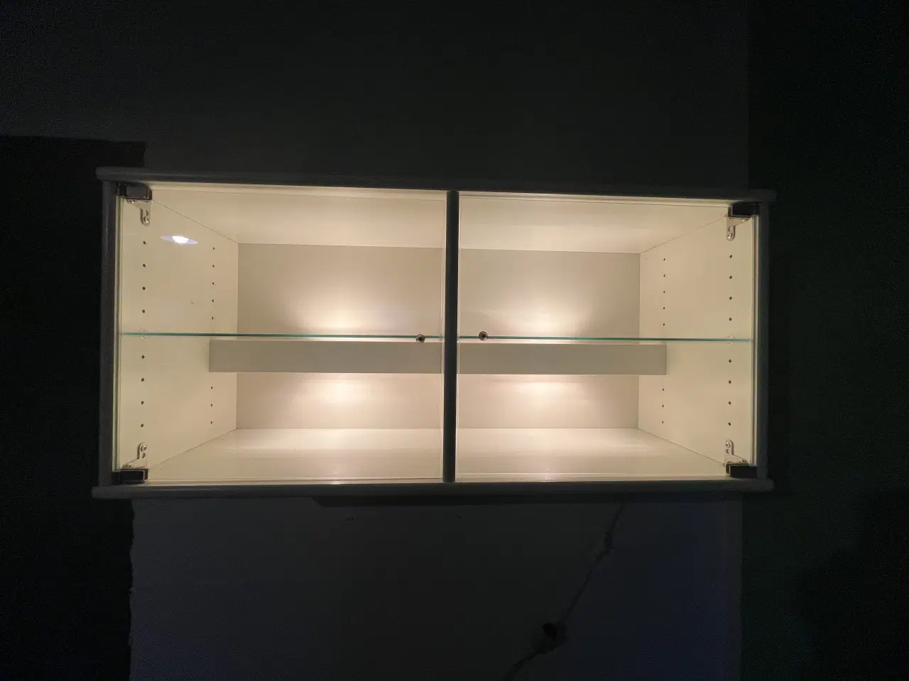 Billede 1 - Vitrineskab med lys
