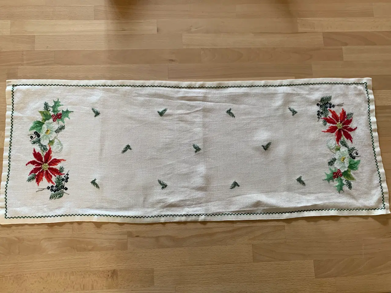 Billede 1 - Julebordløbere i korsstingsbroderi