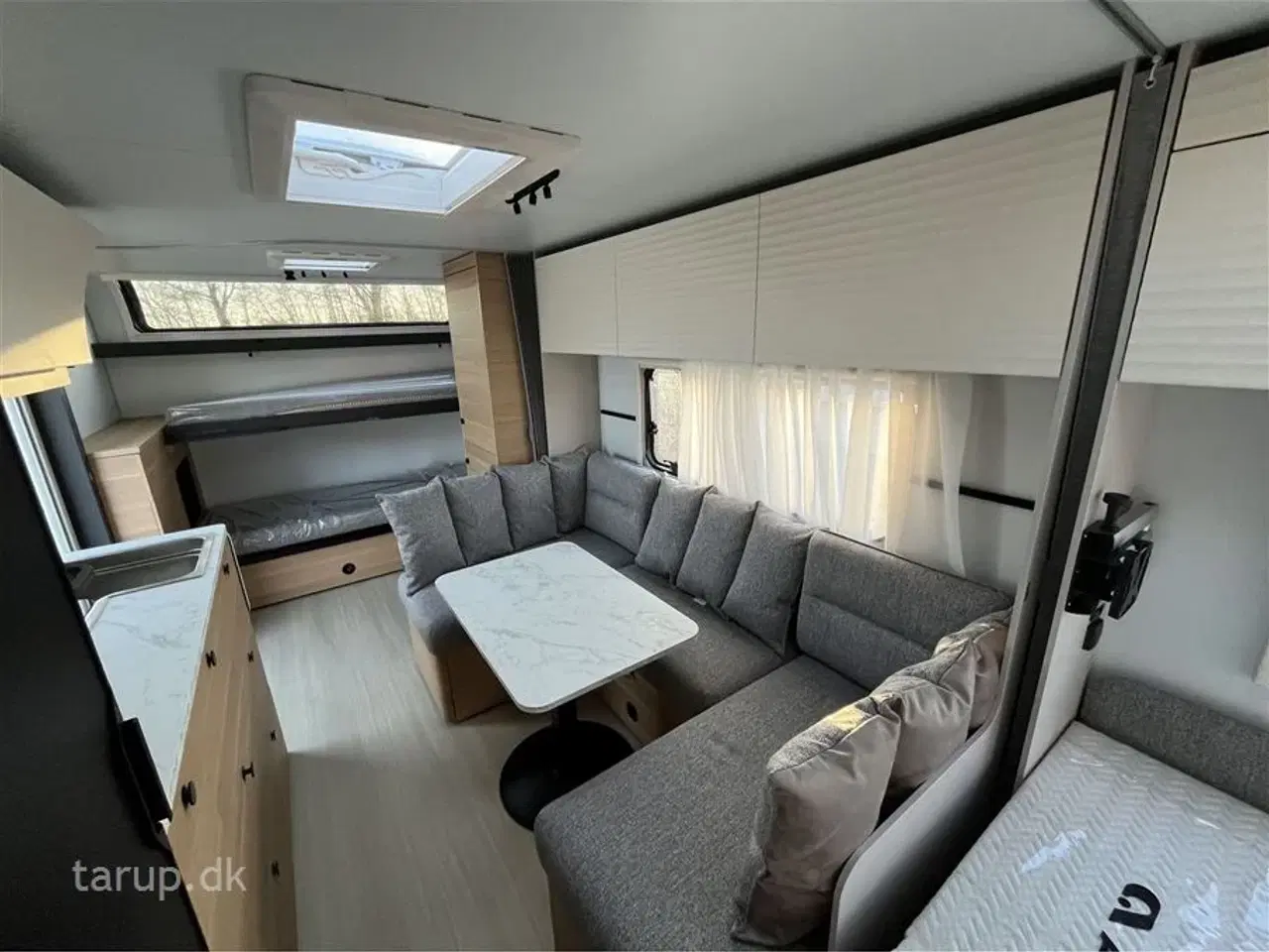 Billede 10 - 2026 - Adria Adora 613 PK Teen Køjesenge (3) og dobbeltseng, rund-siddegruppe og L-sidegruppe, SmartBox opbevaring, Truma Combi 6E, el-gulv-varme, 142 l. stort køleskab m/ frys