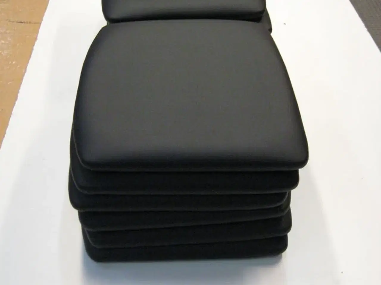 Billede 2 - 12 stk. polstrede sæder PU (Zenzi) bredde 48 - dybde 43 cm.
