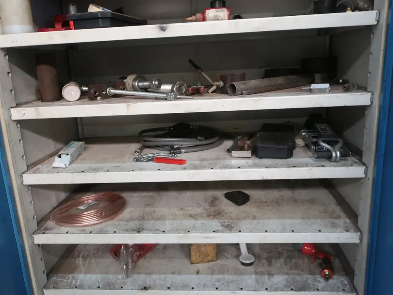 Billede 5 - Stålskab med div. Værktøj og plejemidler