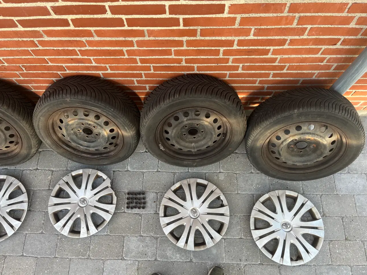 Billede 2 - 4 Vinterdæk fra Toyota Auris. 2 stålfælge defekt