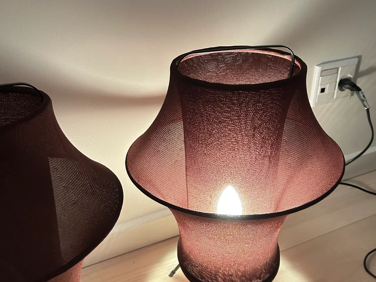 Billede 2 - mørkerøde lamper fra IKEA
