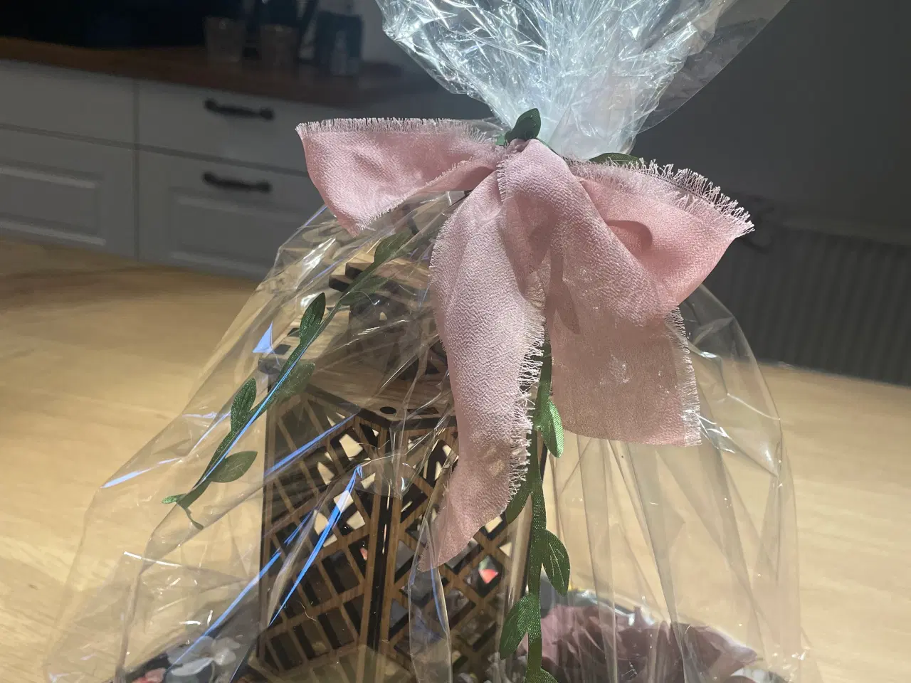 Billede 1 - Flot håndlavet egetræs lanterne.