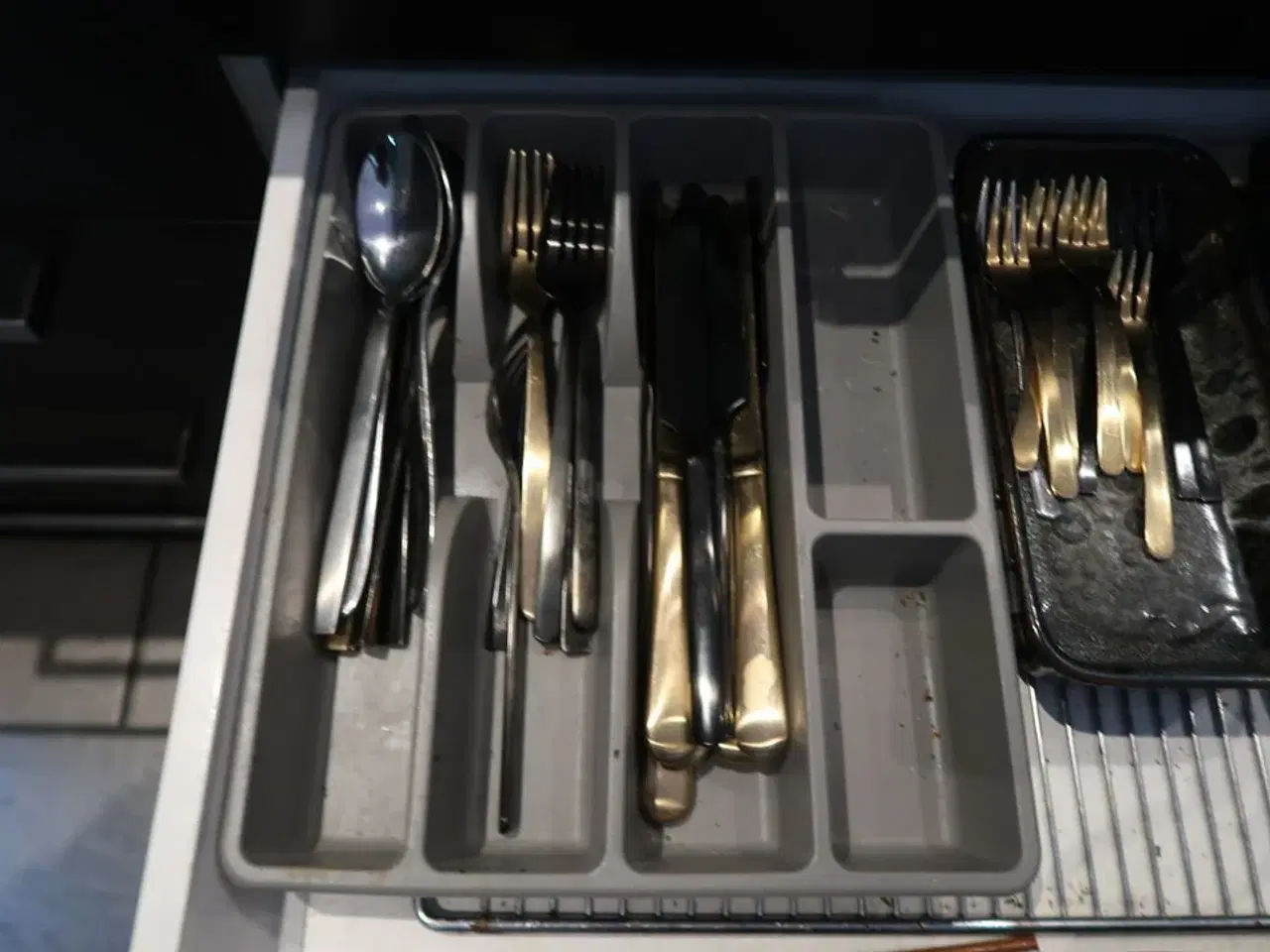 Billede 13 - 2 stk. Skabe med indhold