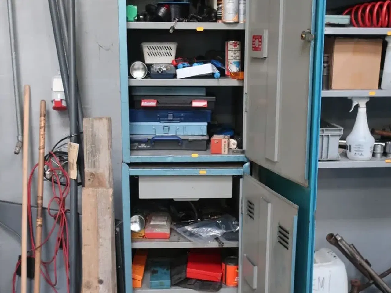 Billede 1 - "Tøm skabet" - Indhold i 2 skabe (øvre & nedre)