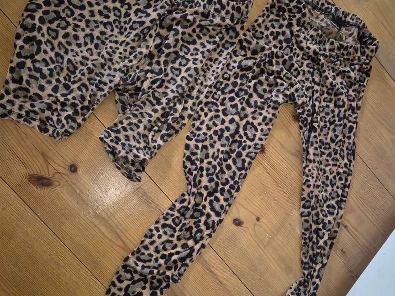 Billede 1 - Leo leggings og shorts - 50 kr