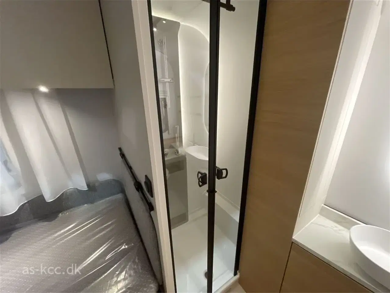 Billede 10 - 2026 - Adria Adora 663 UT Alde   Adria Adora 663 UT årg. 2026 4 sovepladser, 5 siddepladser, (Alde centralvarme ATC, Sengebetræk, Gaskasse opbevaring kr. 31.574,- lagt i prisen)