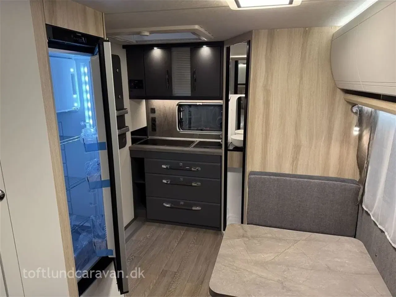 Billede 16 - 2026 - Hobby De Luxe 460 SL   TILBUD 2026 DK-Line med masser af udstyr INKL. i prisen. Enkeltsenge samt endekøkken og stort badeværelse. LAV VÆGT.