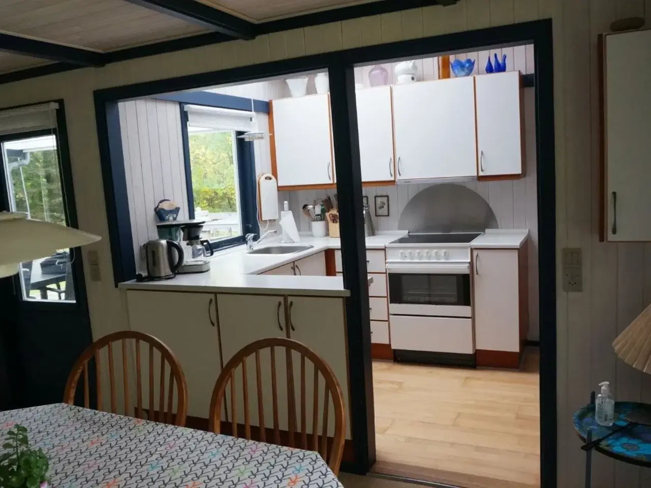 Billede 5 - Limfjorden ved Sp�ttrup, 6 sovepladser, 600m til badestrand, stor ugenert grund med gr�spl�ne, br�ndeovn, radio, tv med parabol, 2 overd�kkede terrasser.