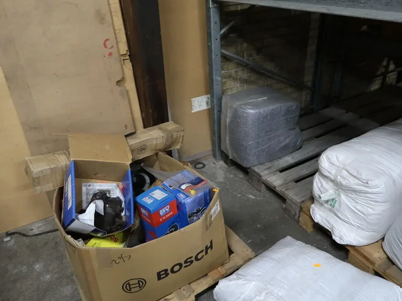 Billede 8 - 2 fag lagerreoler med indhold