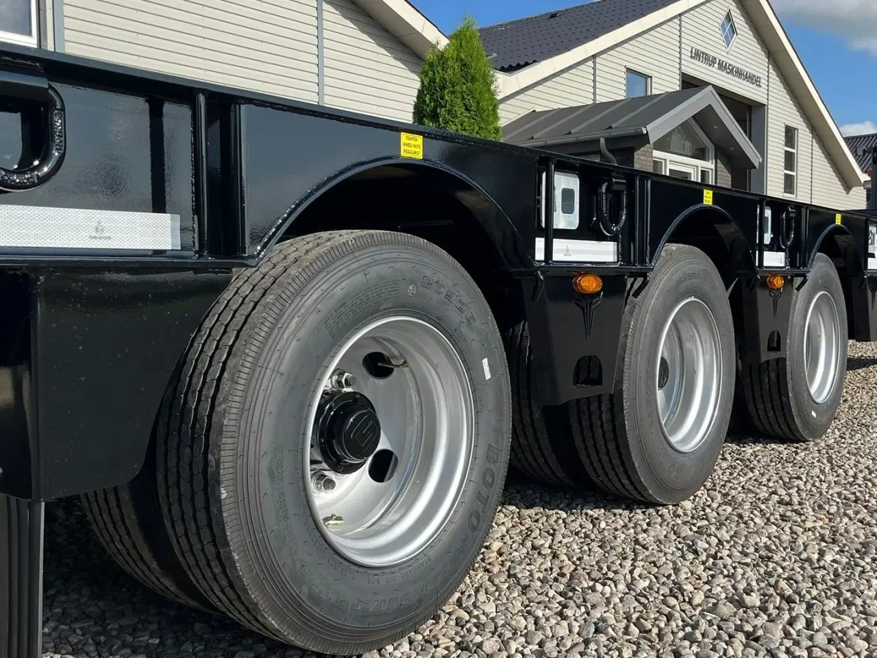 Billede 19 - Tyrone 33TLL LANG MODEL med kombi bremser, både luft og hydrauliske bremser. Affjedret træk og affjedret aksler. Med hydrauliske ramper og værktøjskasse