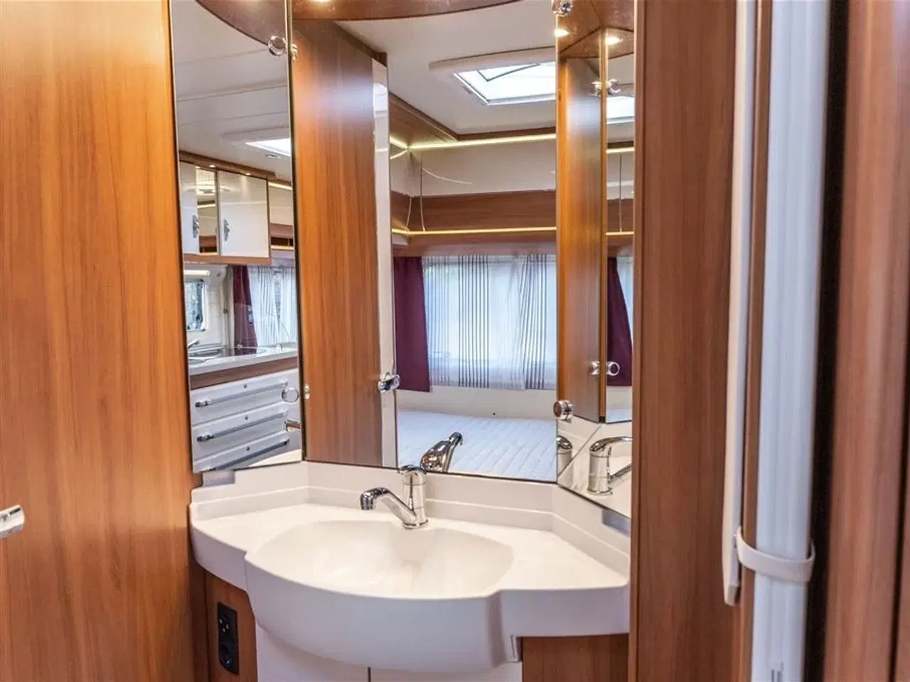 Billede 18 - 2013 - Hobby Excellent 460 UFe Lys og rummelig vogn med solceller og lav totalvægt