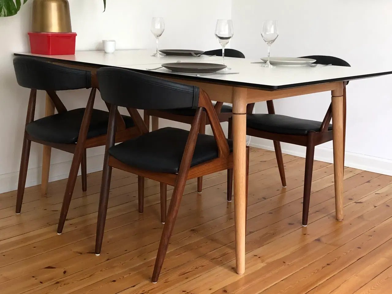Billede 1 - Flot vedligeholdt spisebord 