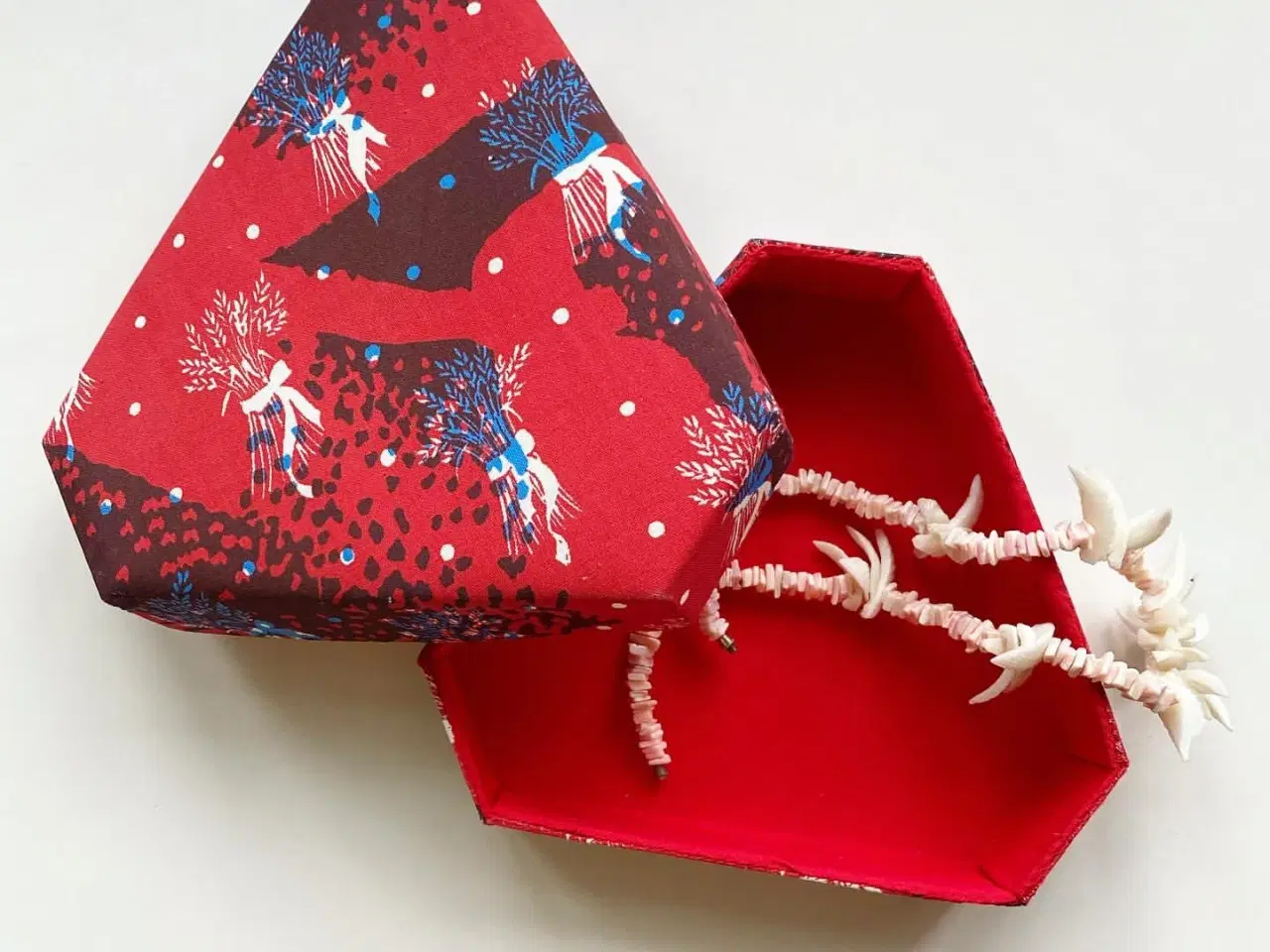 Billede 1 - Stofæske, trekantet m rødt stof