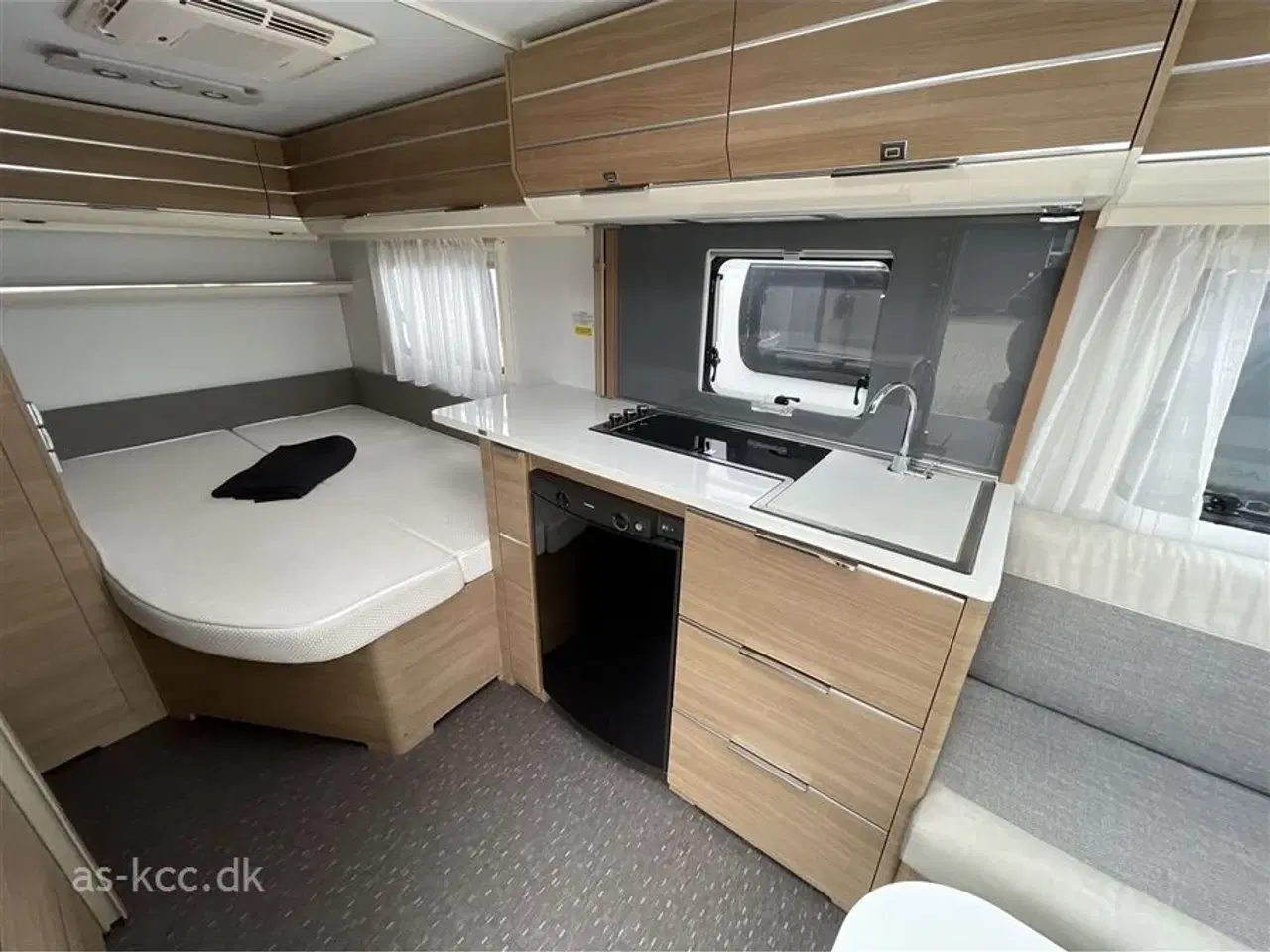 Billede 4 - 2020 - Adria Adora 472 UP Supreme Edition   Adria Adora 472 UP årg. 2020 Mover, cykelstativ, SunShine med front. 4 sovepladser, 4 siddepladser. Alde Centralvarme