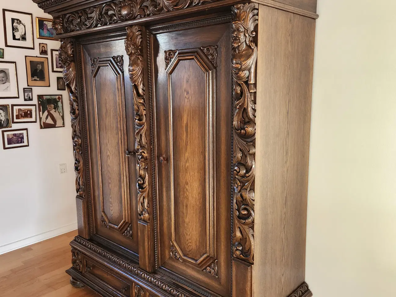 Billede 8 - Komplet spisestue i mørkbejdset eg.