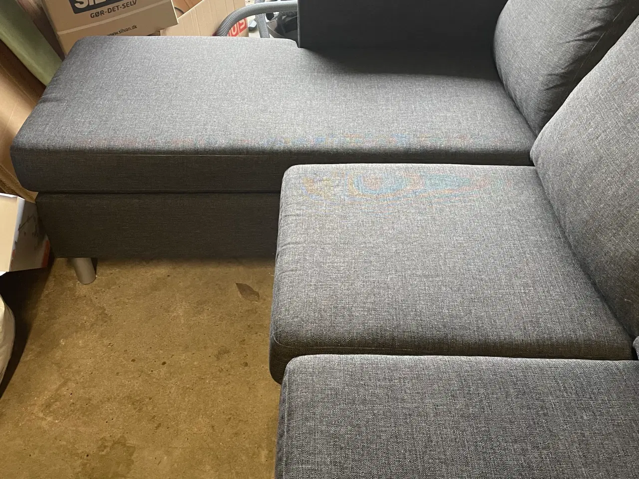 Billede 2 - Grå sofa i stof med chaiselong. 