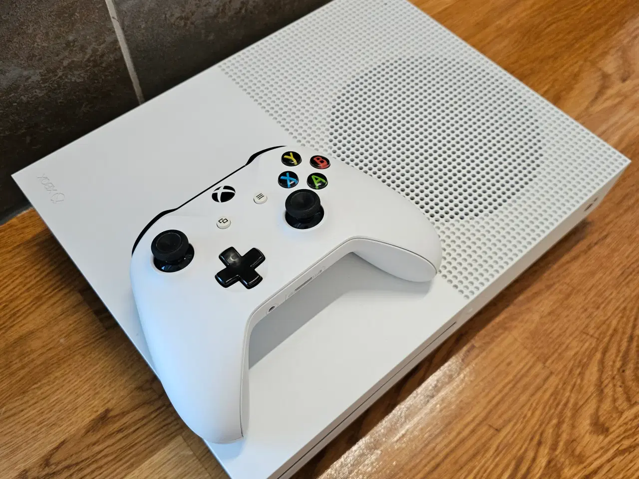 Billede 2 - Xbox One S 500GB i fremragende stand 