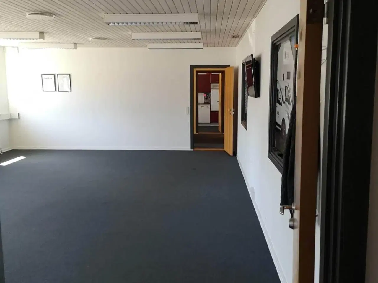 Billede 2 - Kontor med stor synlighed fra indfaldsvej - mulighed for ekstra lager