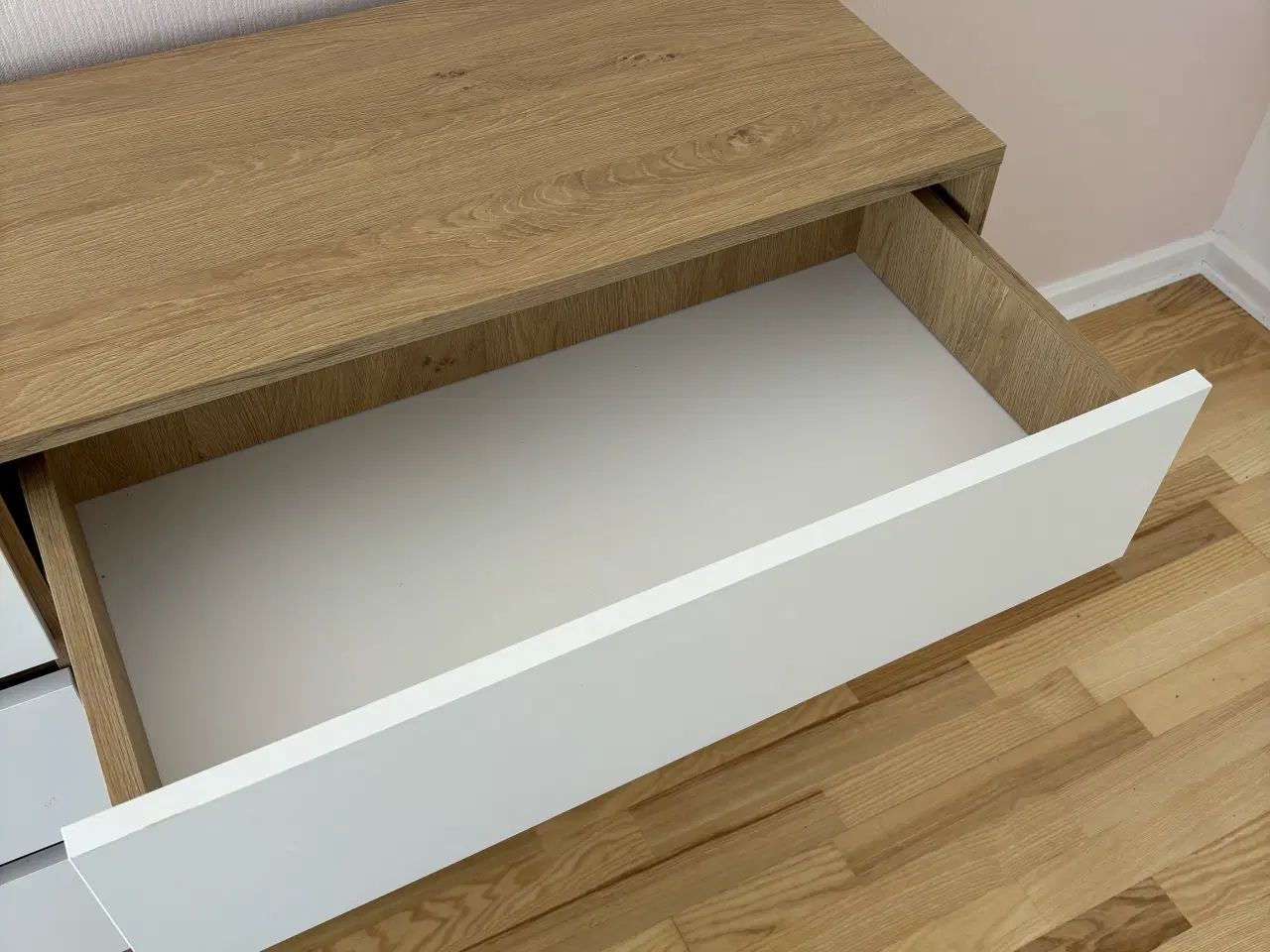 Billede 4 - Kommode i træ med hvide skuffer