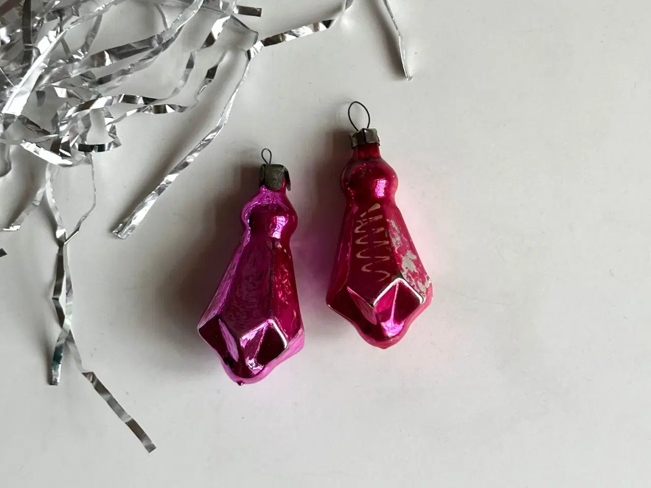 Billede 1 - Kantede pink ornamenter, 2 stk samlet