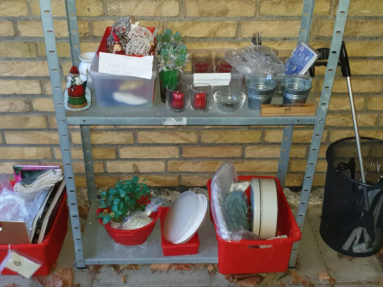 Billede 2 - GRATIS  Ting på reol i carport SE 2 fotos