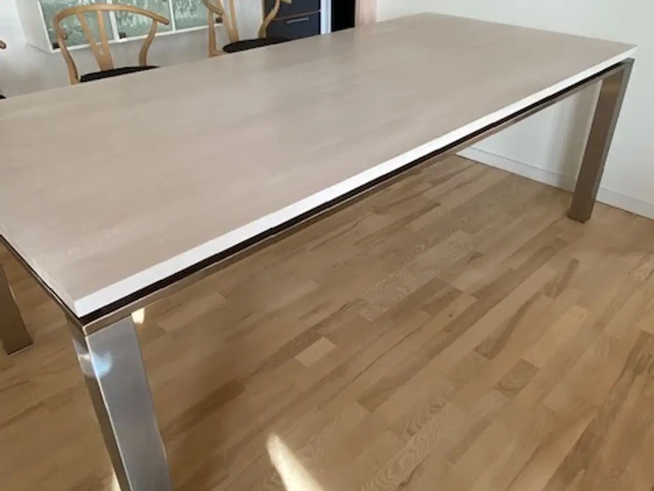 Billede 3 - Velholdt spisebord i hvidpigmenteret ask