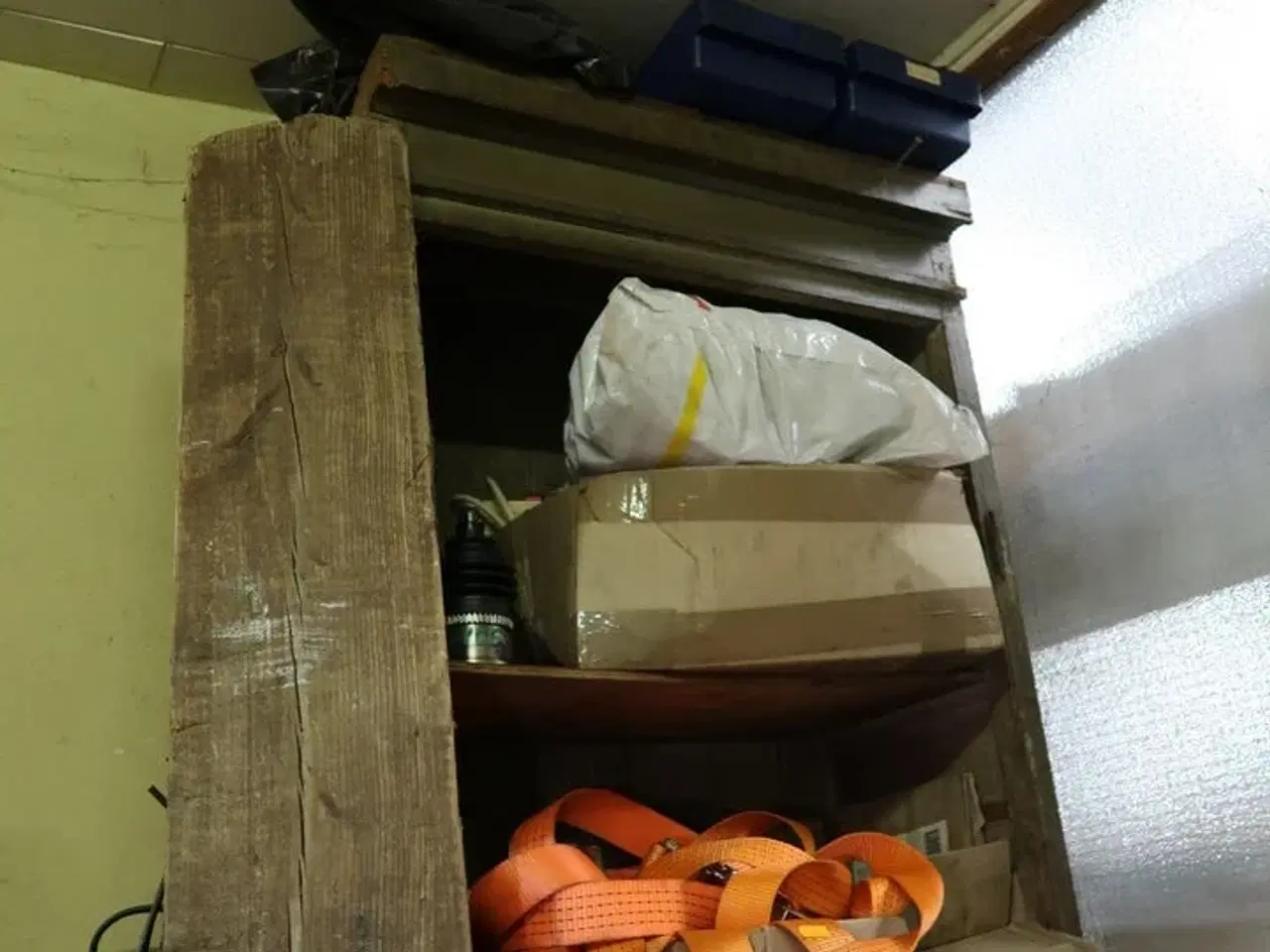 Billede 12 - Arbejdsbord, reol samt værktøj