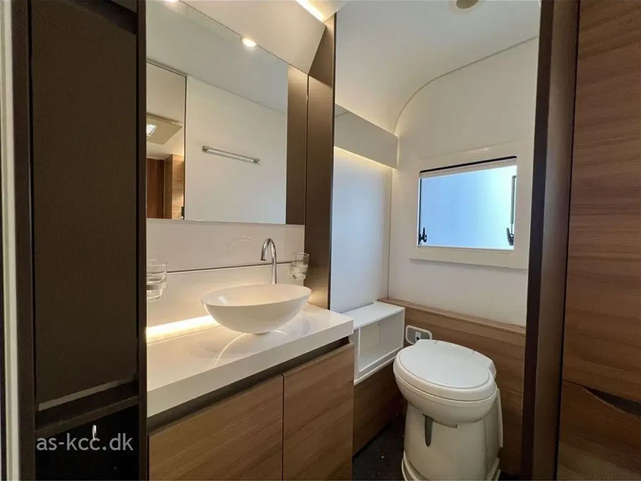 Billede 12 - 2021 - Adria Alpina 663 HT Alde Centralvarme   Adria Alpina 663 HT årg. 2021. 4 sovepladser, 6 siddepladser