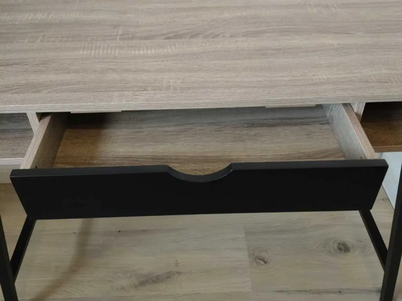Billede 2 - Flot skrivebord med sort skuffe.
